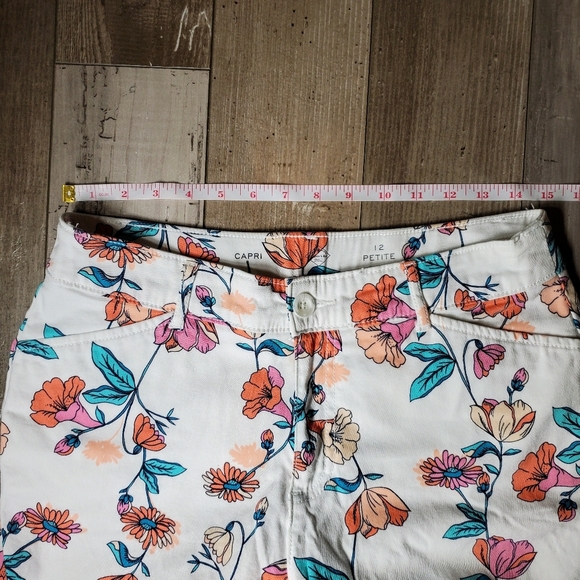 St. John’s Bay Capris Size 12 Petite Secretly Slender Panel White Posie Floral - Picture 6 of 16